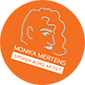 Orangefarbenes, rundes Logo der Homepage Gedankenrezepte. Gezeichnetes Portrait des Kopfes von Monika Mertens mit Name und dem Schriftzug Spoken Word Artist.